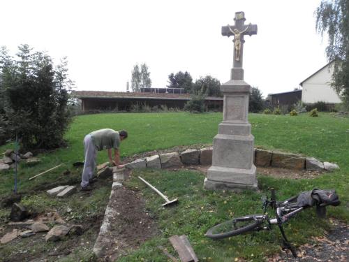 Oprava pomníku padlým a křížku 